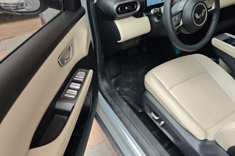 Used Wuling Bingo PLUS 2024 330 km Range Five-Seater Version Driver Seat