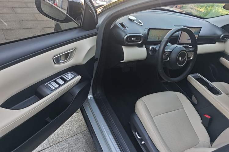 Used Wuling Bingo PLUS 2024 330 km Range Five-Seater Version Driver Seat