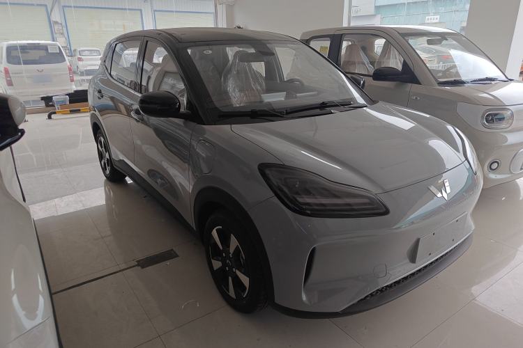 Used Wuling Bingo PLUS 2024 330 km Range Five-Seater Version Front Right 45 Deg