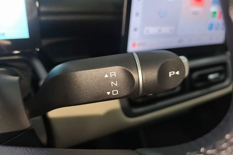 Used Wuling Bingo PLUS 2024 401 km Range 5-Seater Version Gear Lever