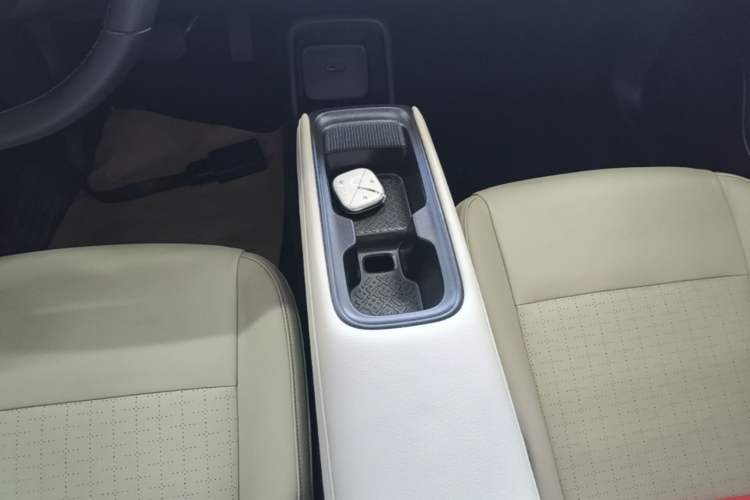 Used Wuling Bingo PLUS 2024 401 km Range 5-Seater Version Gear Lever