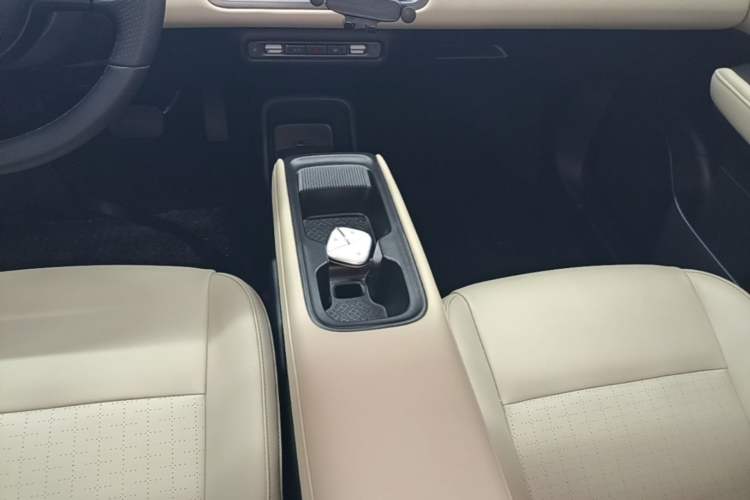 Used Wuling Bingo PLUS 2024 401 km Range 5-Seater Version Gear Lever