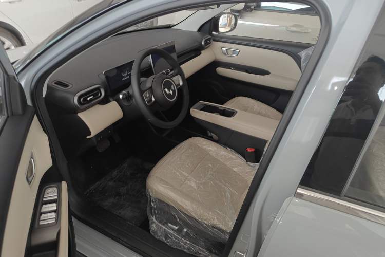 Used Wuling Bingo PLUS 2024 330 km Range Five-Seater Version Left Front Seat