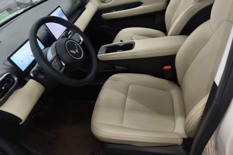Used Wuling Bingo PLUS 2024 401 km Range 5-Seater Version Left Front Seat