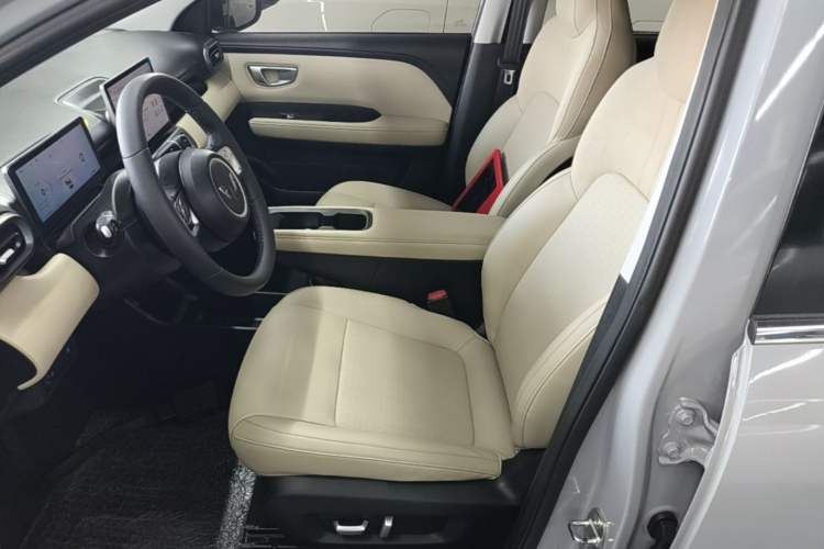 Used Wuling Bingo PLUS 2024 401 km Range 5-Seater Version Left Front Seat