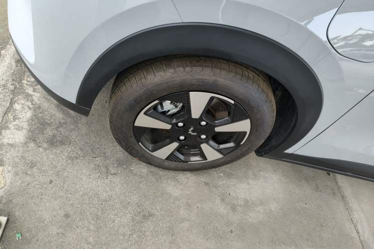 Used Wuling Bingo PLUS 2024 401 km Range 5-Seater Version Left Front Wheel Hub