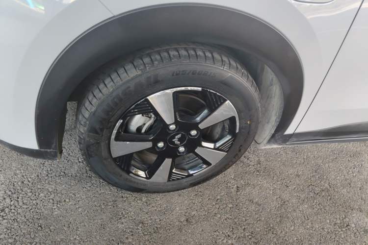 Used Wuling Bingo PLUS 2024 510 km Flagship Edition Four-Seater Version Left Front Wheel Hub