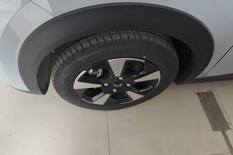 Used Wuling Bingo PLUS 2024 330 km Range Five-Seater Version Left Front Wheel Hub