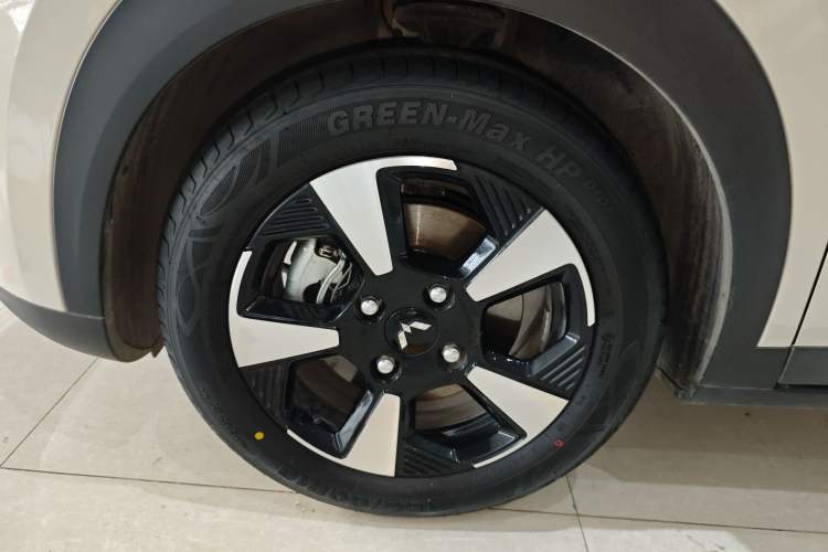 Used Wuling Bingo PLUS 2024 330 km Range Five-Seater Version Left Front Wheel Hub