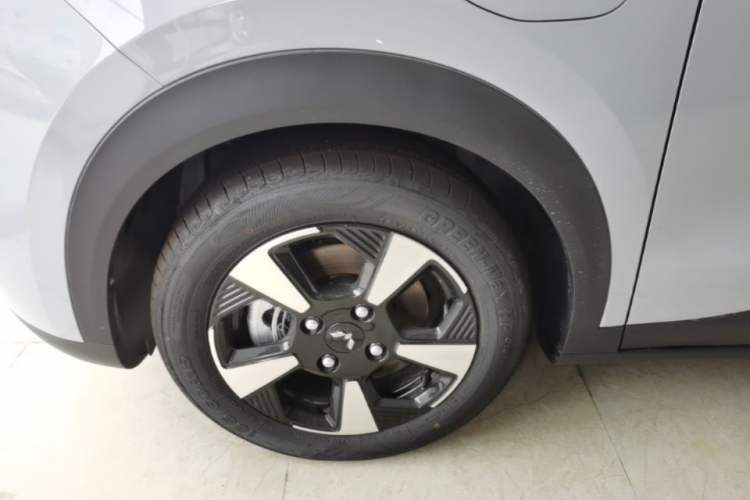 Used Wuling Bingo PLUS 2024 330 km Range Five-Seater Version Left Front Wheel Hub