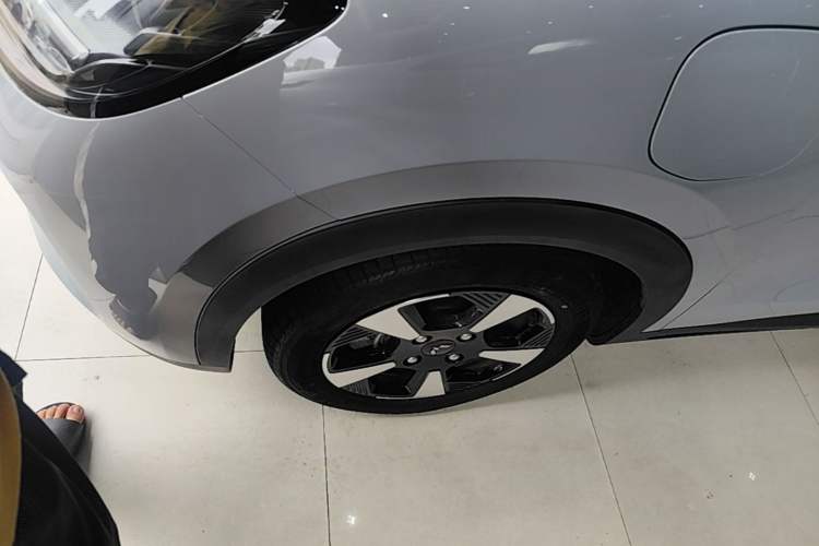 Used Wuling Bingo PLUS 2024 401 km Flagship Edition Four-Seater Version Left Front Wheel Hub