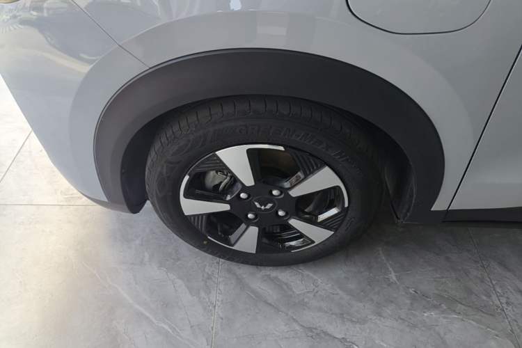 Used Wuling Bingo PLUS 2024 401 km Range 5-Seater Version Left Front Wheel Hub