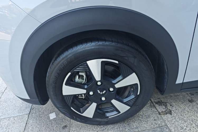 Used Wuling Bingo PLUS 2024 330 km Range Five-Seater Version Left Front Wheel Hub