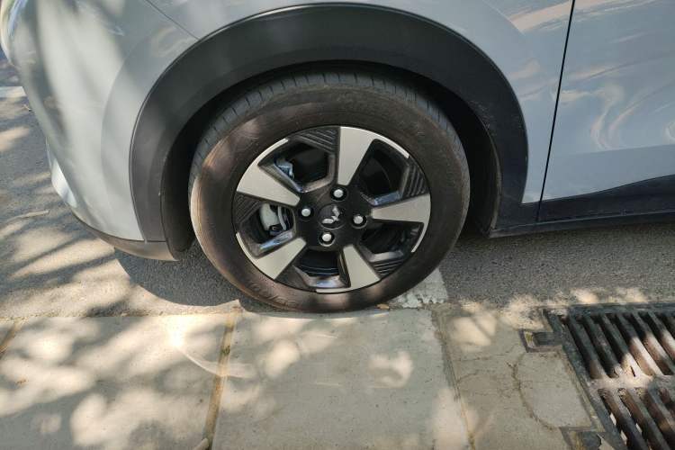 Used Wuling Bingo PLUS 2024 510 km Flagship Edition Four-Seater Version Left Front Wheel Hub