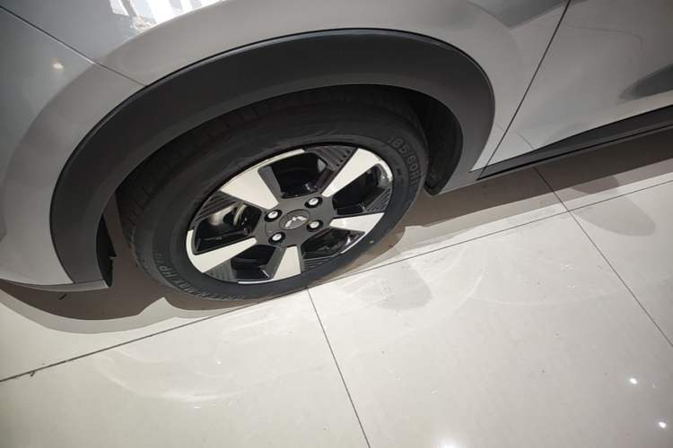 Used Wuling Bingo PLUS 2024 510 km Flagship Edition Four-Seater Version Left Front Wheel Hub