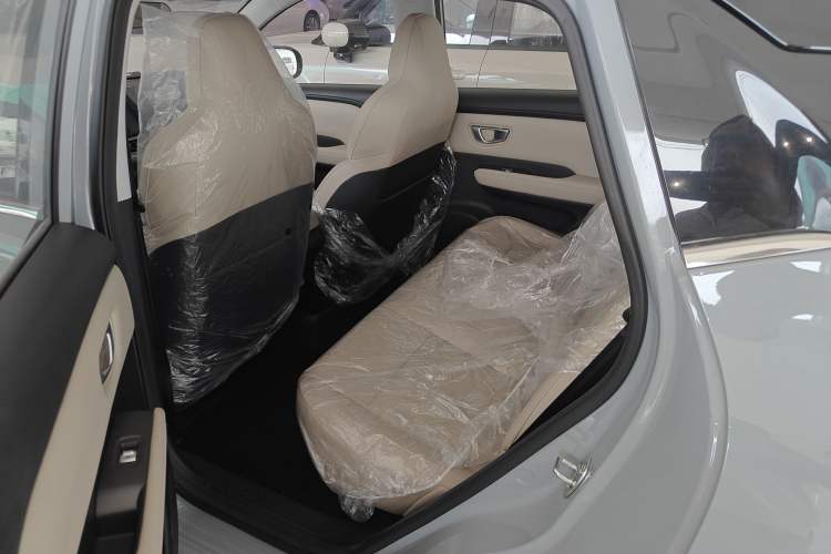 Used Wuling Bingo PLUS 2024 330 km Range Five-Seater Version Left Rear Seat