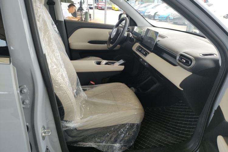 Used Wuling Bingo PLUS 2024 401 km Range 5-Seater Version Right Front Seat