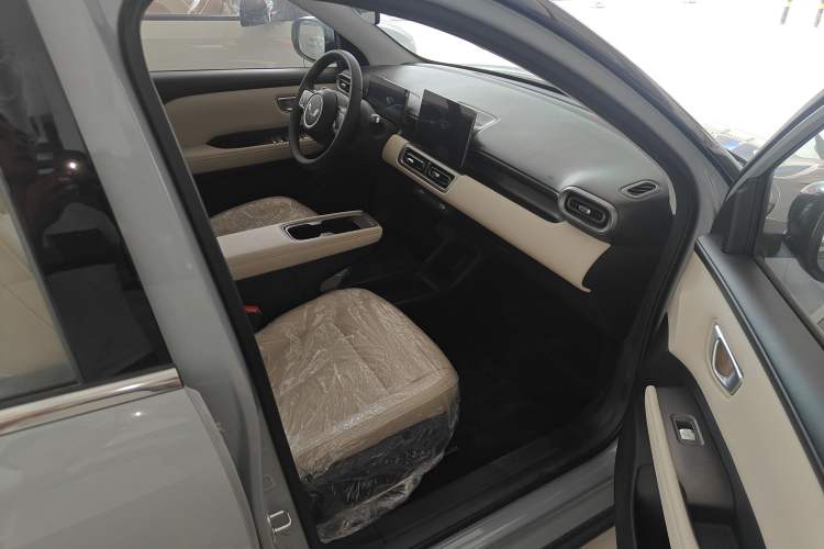 Used Wuling Bingo PLUS 2024 330 km Range Five-Seater Version Right Front Seat