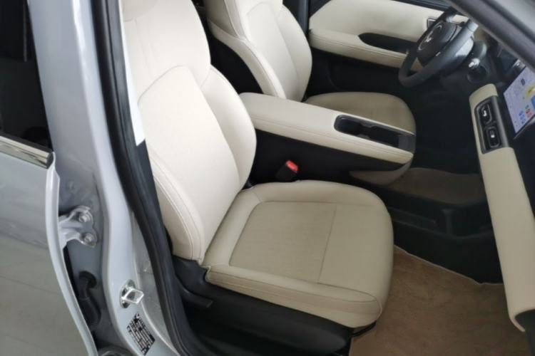 Used Wuling Bingo PLUS 2024 330 km Range Five-Seater Version Right Front Seat