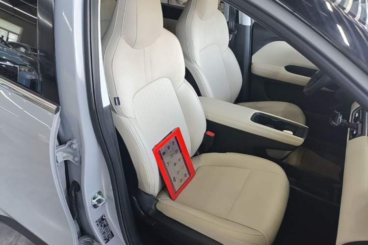 Used Wuling Bingo PLUS 2024 401 km Range 5-Seater Version Right Front Seat