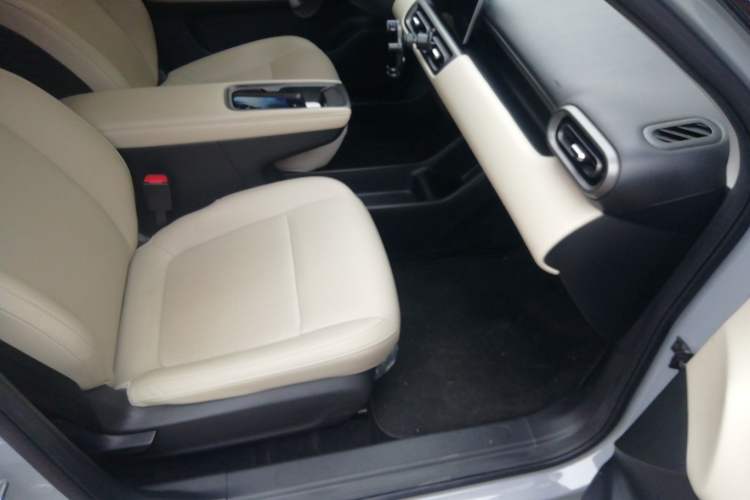 Used Wuling Bingo PLUS 2024 510 km Range 5-Seater Version Right Front Seat