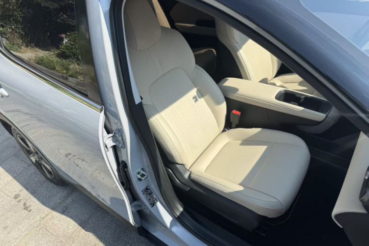 Used Wuling Bingo PLUS 2024 330 km Range Five-Seater Version Right Front Seat