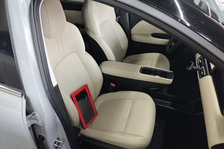 Used Wuling Bingo PLUS 2024 401 km Range 5-Seater Version Right Front Seat