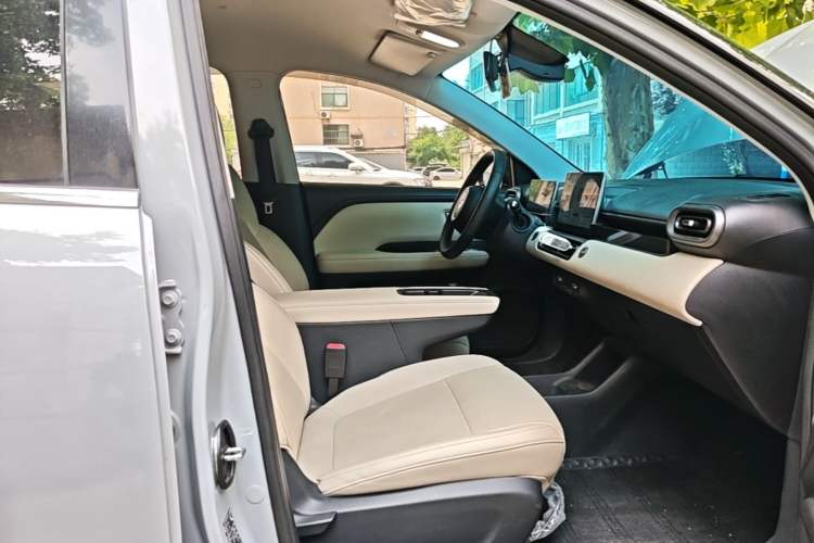 Used Wuling Bingo PLUS 2024 330 km Range Five-Seater Version Right Front Seat