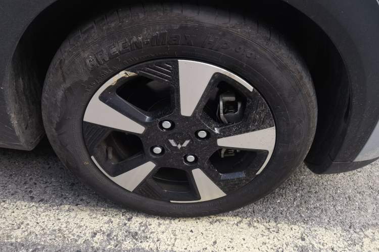 Used Wuling Bingo PLUS 2024 510 km Flagship Edition Four-Seater Version Right Front Wheel Hub