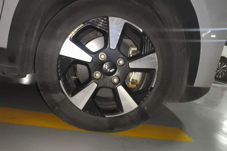 Used Wuling Bingo PLUS 2024 510 km Flagship Edition Four-Seater Version Right Front Wheel Hub