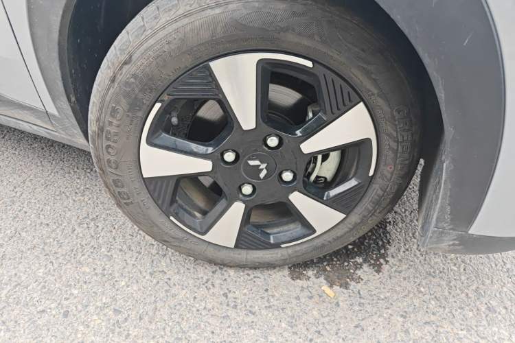 Used Wuling Bingo PLUS 2024 510 km Flagship Edition Four-Seater Version Right Front Wheel Hub