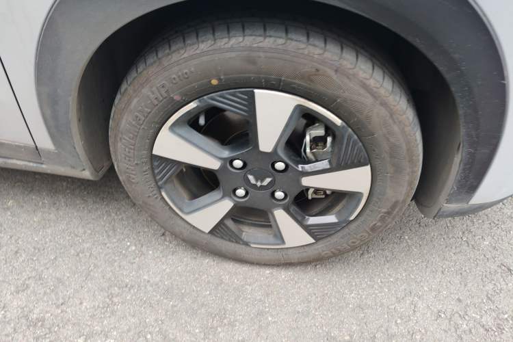 Used Wuling Bingo PLUS 2024 401 km Range 5-Seater Version Right Front Wheel Hub
