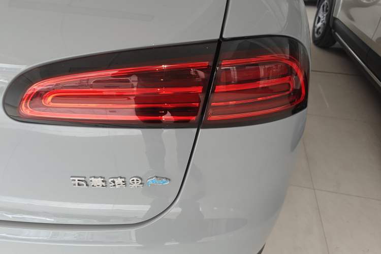 Used Wuling Bingo PLUS 2024 330 km Range Five-Seater Version Right Rear Taillight