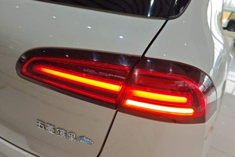 Used Wuling Bingo PLUS 2024 330 km Range Five-Seater Version Right Rear Taillight
