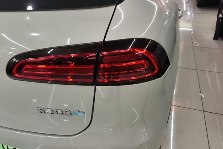 Used Wuling Bingo PLUS 2024 401 km Range 5-Seater Version Right Rear Taillight