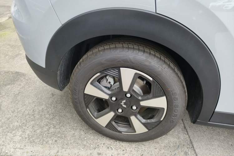 Used Wuling Bingo PLUS 2024 401 km Range 5-Seater Version Right Rear Wheel Hub