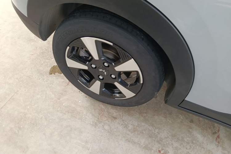 Used Wuling Bingo PLUS 2024 510 km Flagship Edition Four-Seater Version Right Rear Wheel Hub