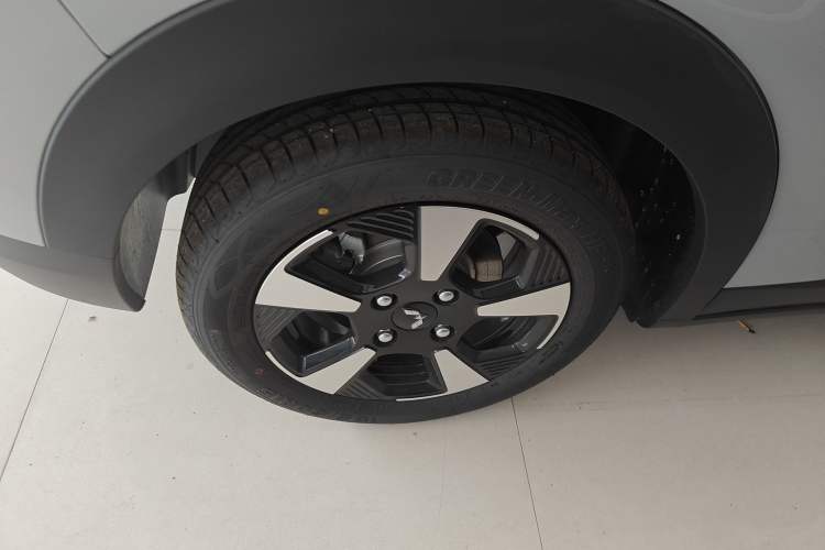 Used Wuling Bingo PLUS 2024 330 km Range Five-Seater Version Right Rear Wheel Hub