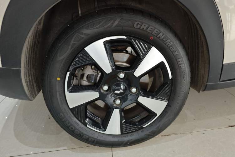Used Wuling Bingo PLUS 2024 330 km Range Five-Seater Version Right Rear Wheel Hub