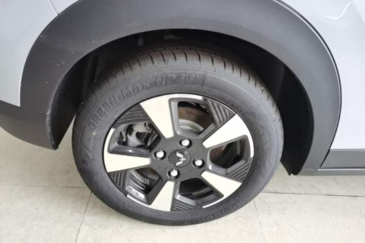 Used Wuling Bingo PLUS 2024 330 km Range Five-Seater Version Right Rear Wheel Hub