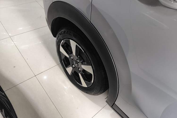 Used Wuling Bingo PLUS 2024 401 km Flagship Edition Four-Seater Version Right Rear Wheel Hub