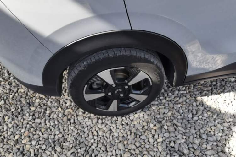 Used Wuling Bingo PLUS 2024 510 km Flagship Edition Four-Seater Version Right Rear Wheel Hub