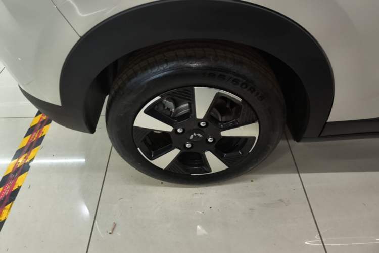 Used Wuling Bingo PLUS 2024 401 km Range 5-Seater Version Right Rear Wheel Hub