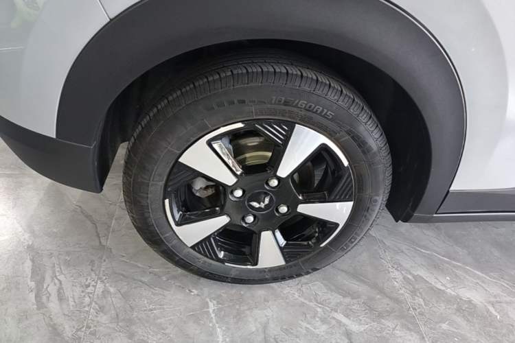 Used Wuling Bingo PLUS 2024 401 km Range 5-Seater Version Right Rear Wheel Hub
