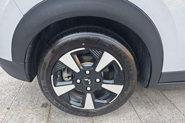 Used Wuling Bingo PLUS 2024 330 km Range Five-Seater Version Right Rear Wheel Hub