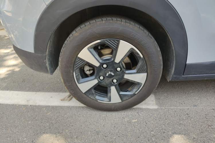 Used Wuling Bingo PLUS 2024 510 km Flagship Edition Four-Seater Version Right Rear Wheel Hub