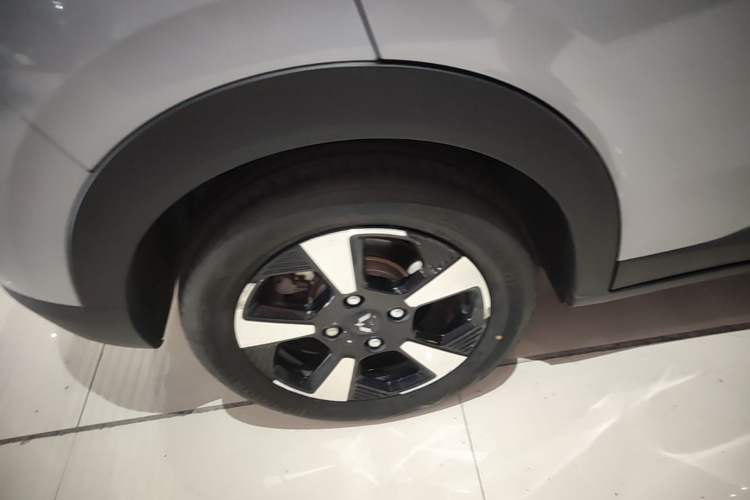 Used Wuling Bingo PLUS 2024 510 km Flagship Edition Four-Seater Version Right Rear Wheel Hub