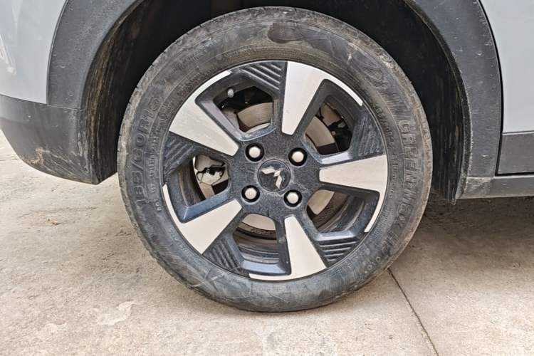 Used Wuling Bingo PLUS 2024 330 km Range Five-Seater Version Right Rear Wheel Hub