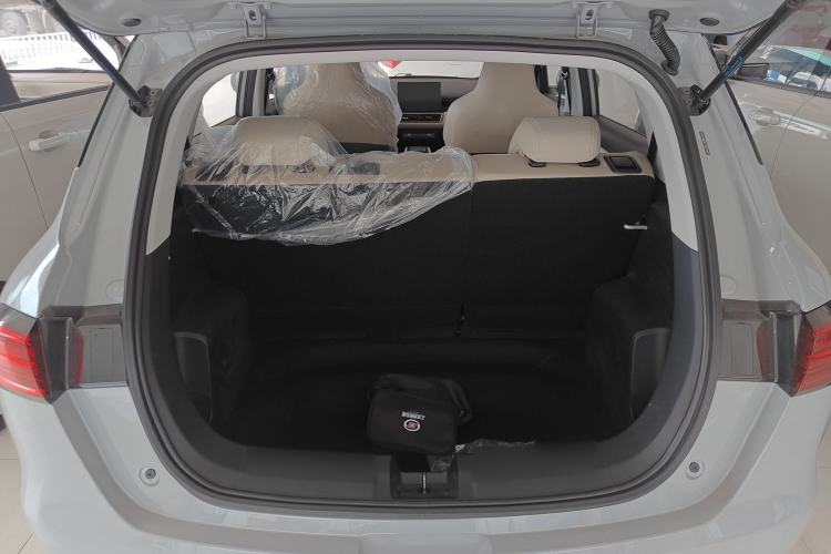 Used Wuling Bingo PLUS 2024 330 km Range Five-Seater Version Trunk