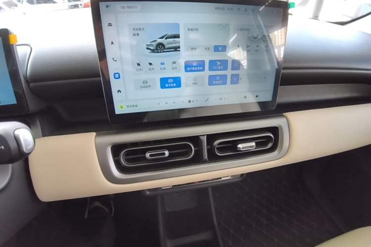 Used Wuling Bingo PLUS 2024 401 km Range 5-Seater Version Audio And AC Panel